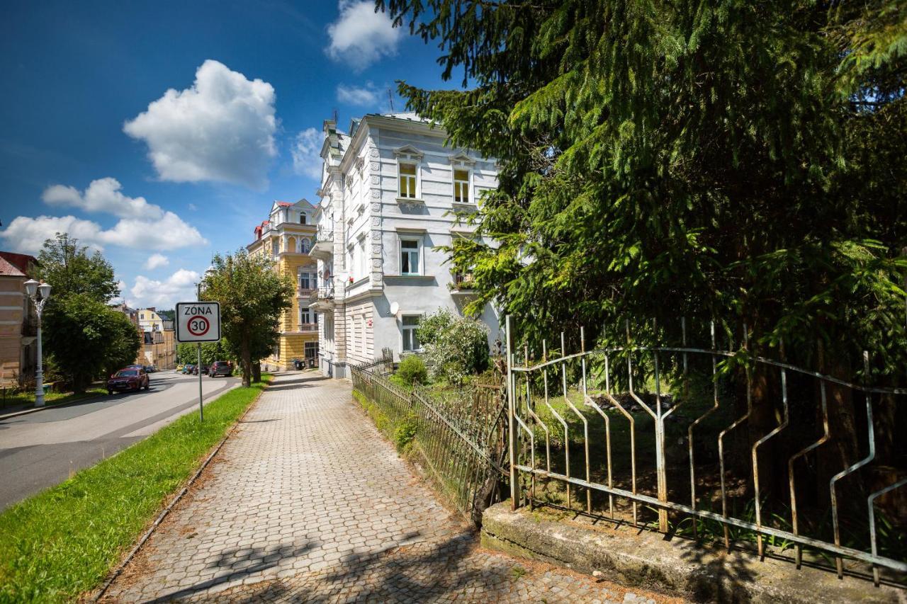 Apartman Karlovarska マリアーンスケー・ラーズニェ エクステリア 写真